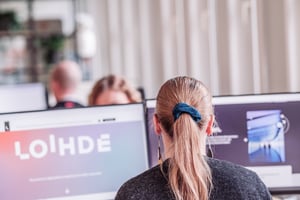 Nainen selailee Loihteen verkkosivuja