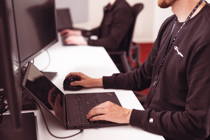 tietokoneella työskentelyä