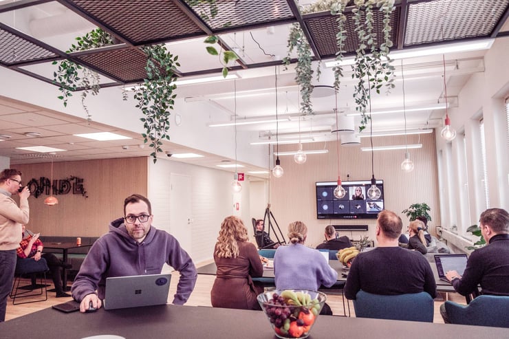 Loihde - People at office meeting - DSCF3031 - 1920 x 1280