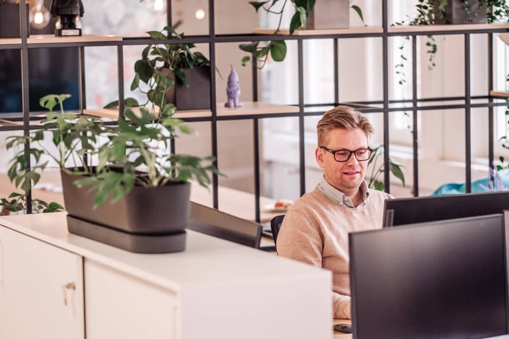 Loihde - Person working on computer - DSCF2947 - 1920 x 1280