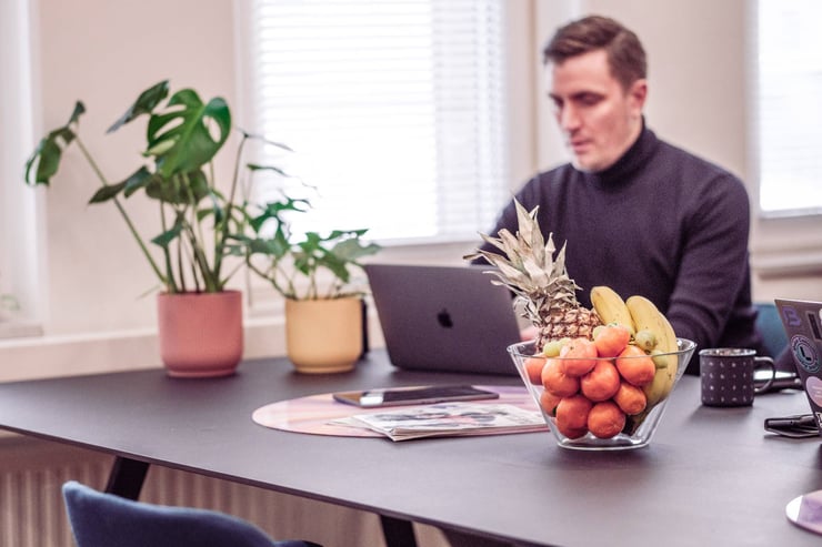 Loihde - Person working on laptop - DSCF3043 - 1920 x 1280