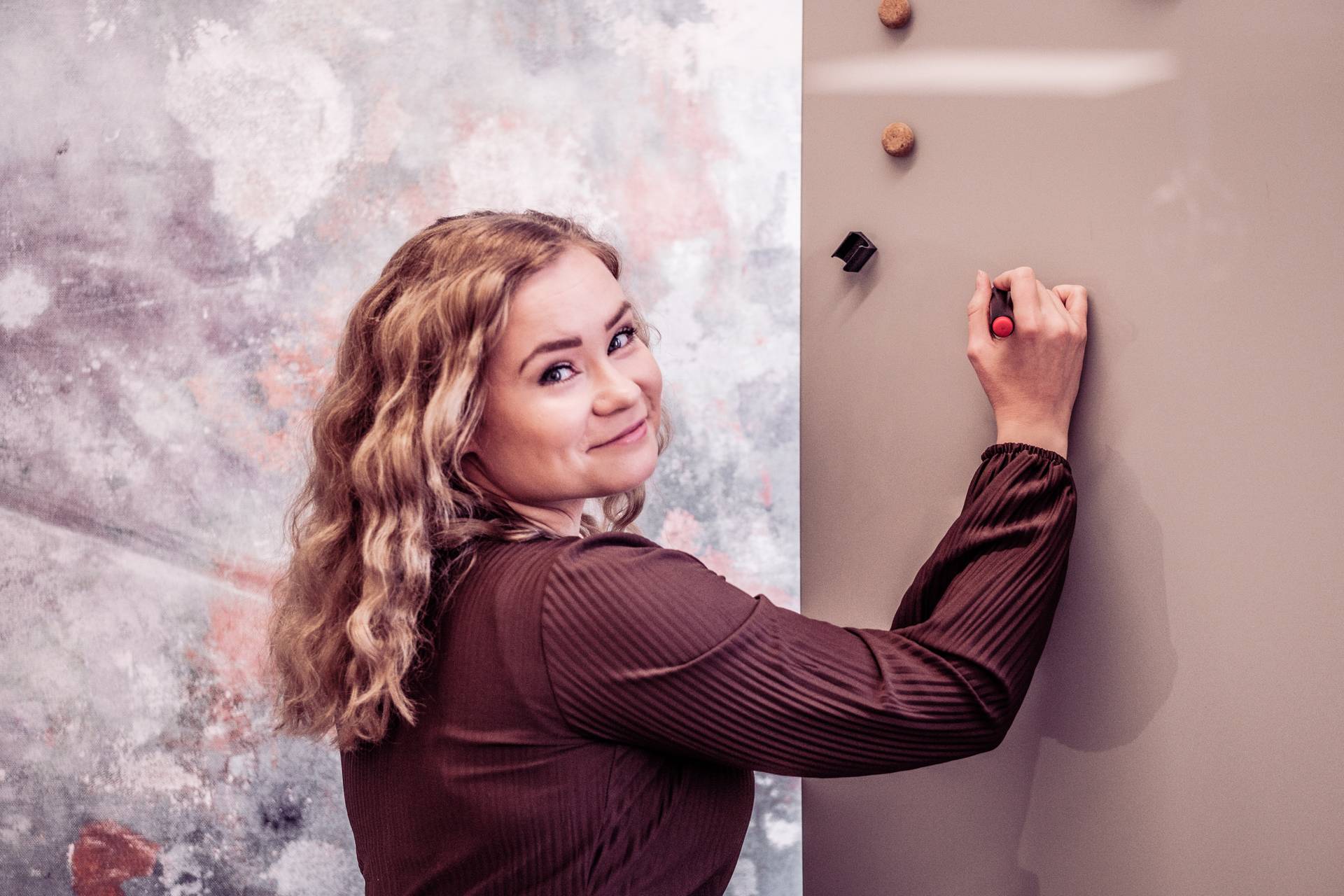 Loihde - Person writing on whiteboard 2 - DSCF2802 - 1920 x 1280