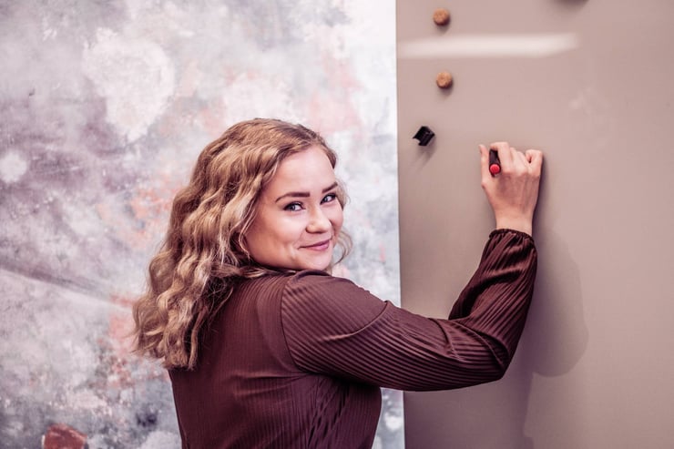 Loihde - Person writing on whiteboard 3 - DSCF2803 - 1920 x 1280