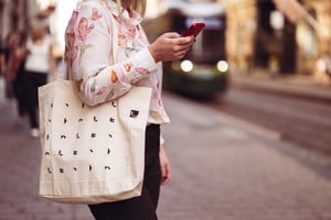 Mobiilikanavassa toimivan palvelun käyttäjä kadulla liikkumassa