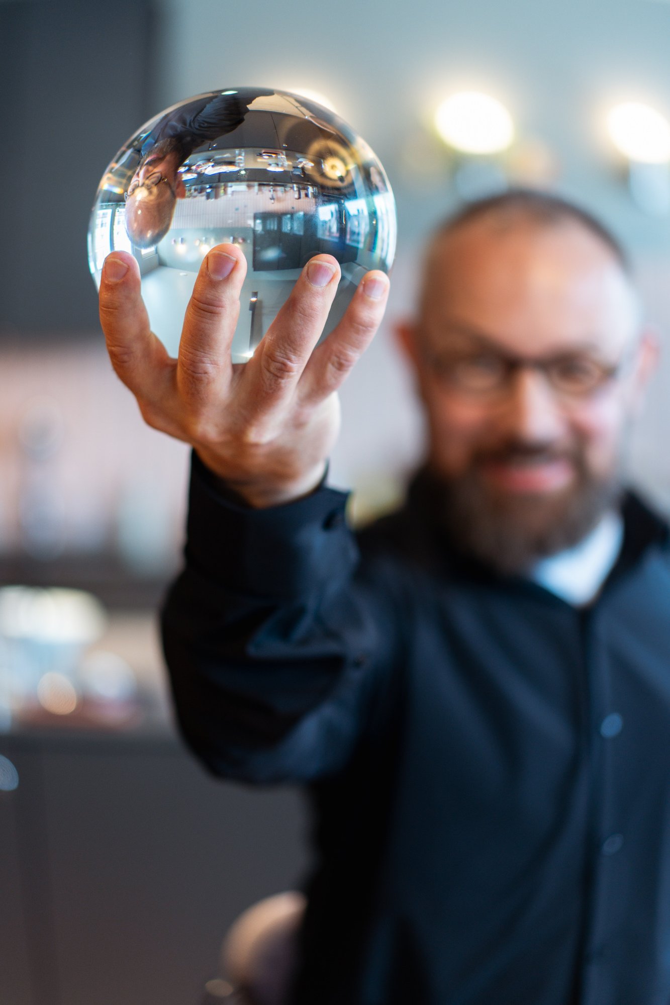 Loihde_Brand_Hel_0319_crystal_ball_in_hand Loihde_Brand_Hel_0319_crystal_ball_in_hand