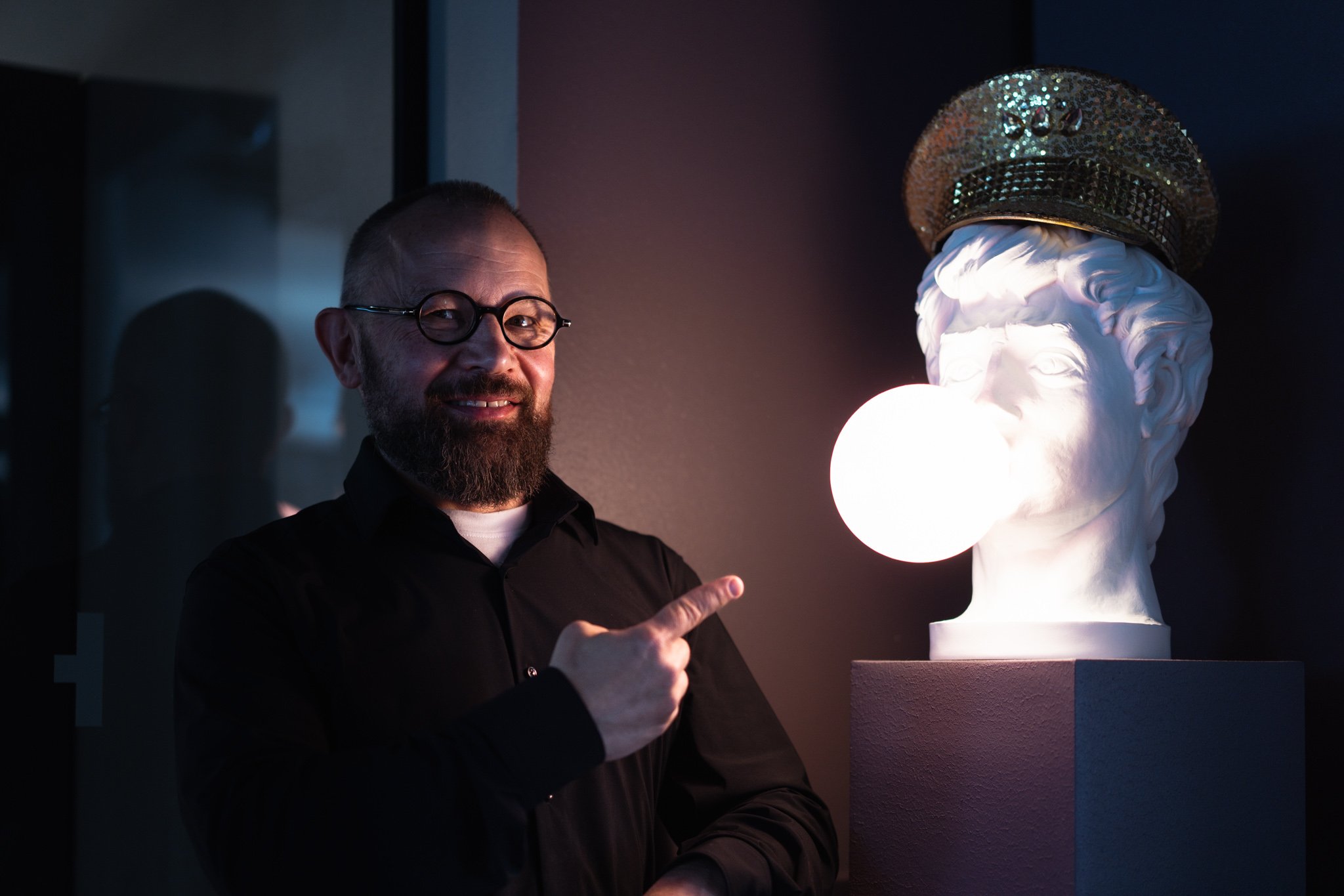 Loihde_Brand_Hel_0893_man_and_statue