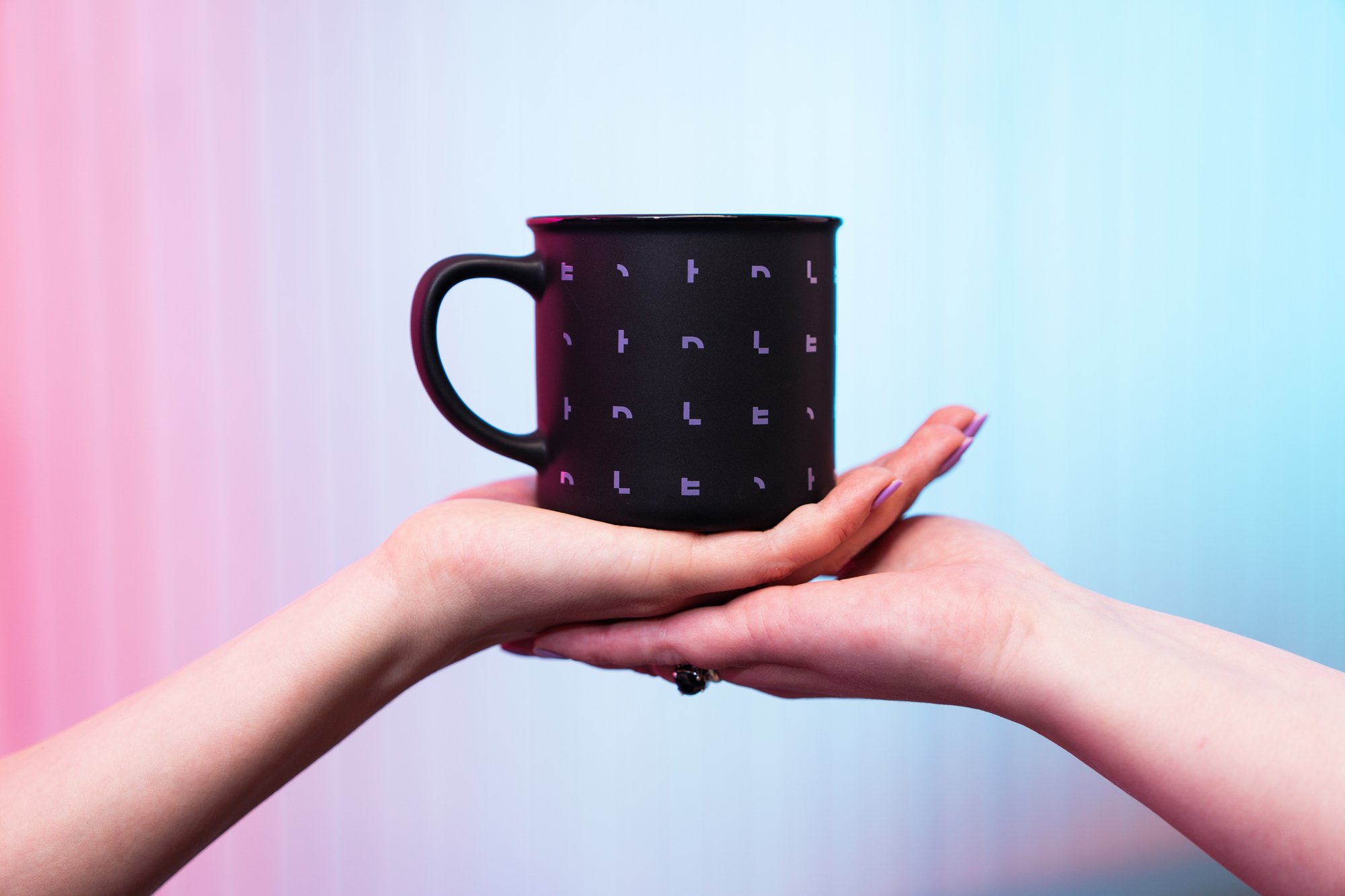 Loihde_Portraits_Oulu_mug_and_hands