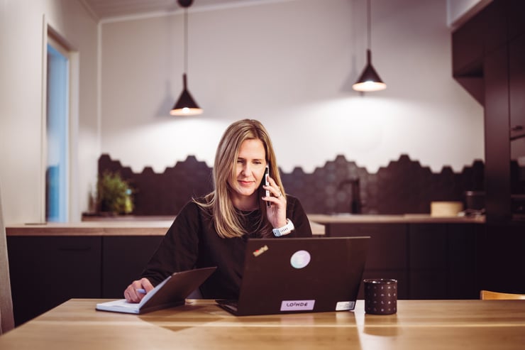 Työskentelyä läppärin ja kännykän kanssa