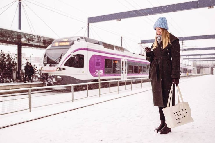 junamatkustaja odottaa