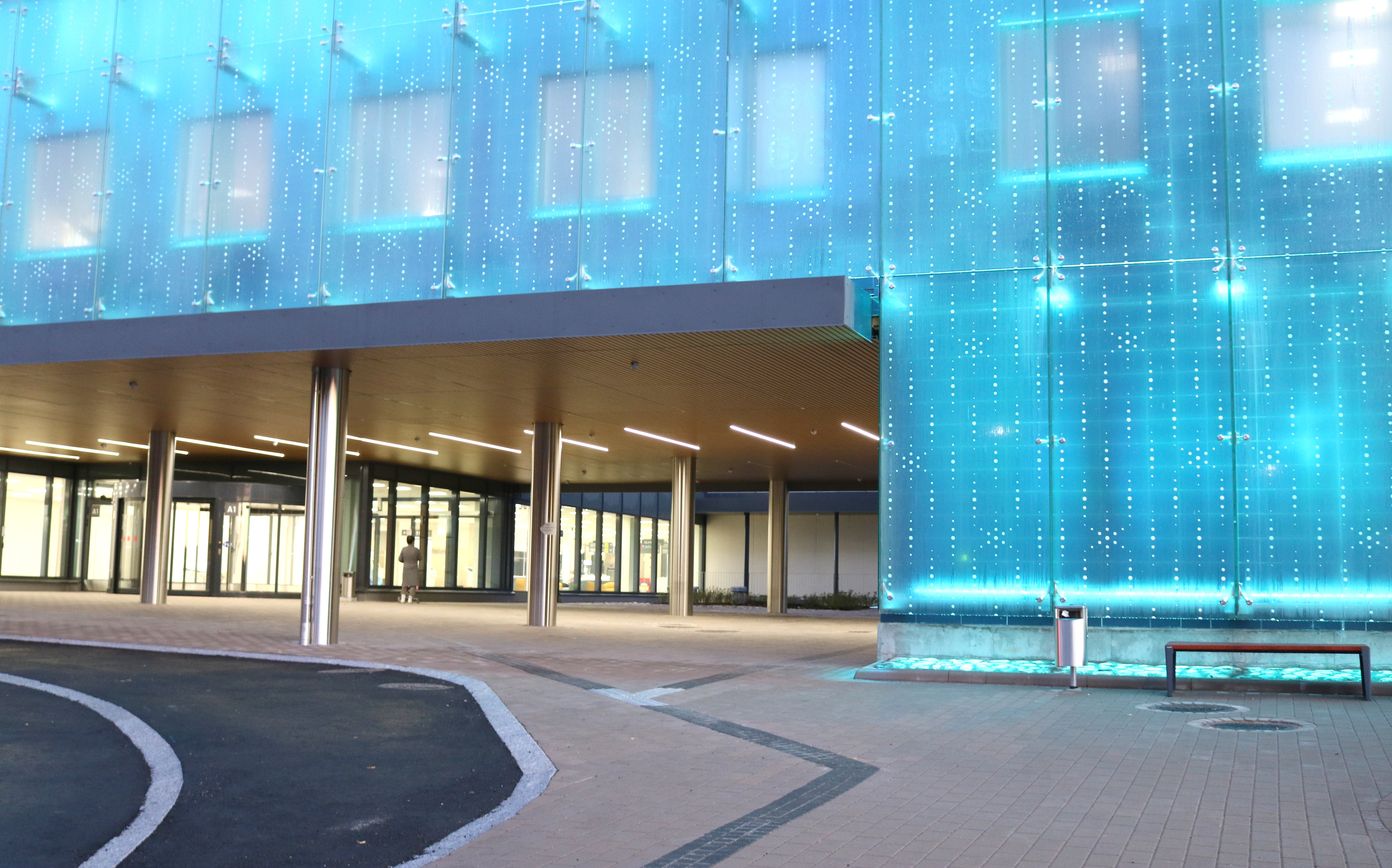 Pääsisäänkäynnin sinistä seinää