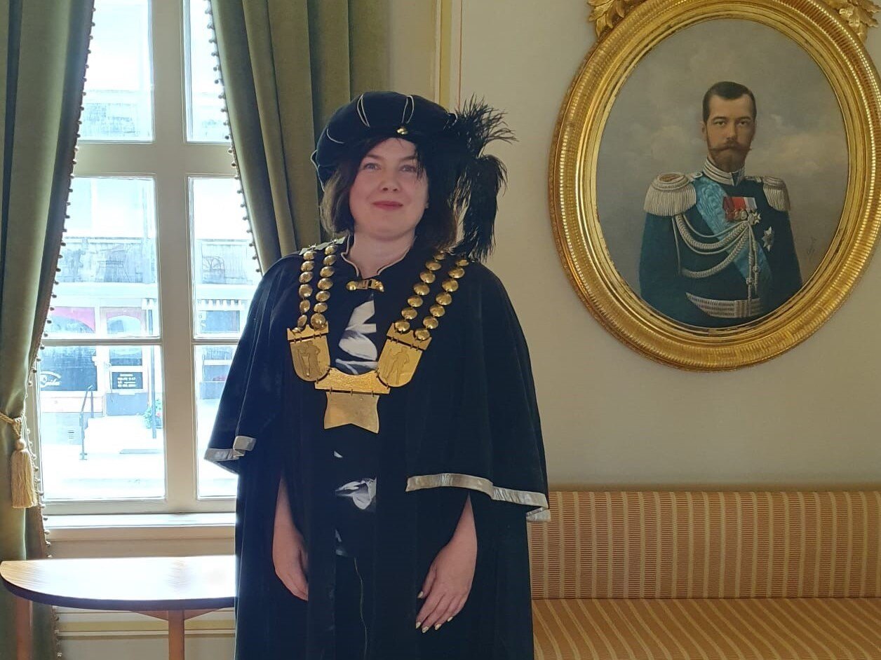 linnoituksen-isanta-katja-ahola-vaaka