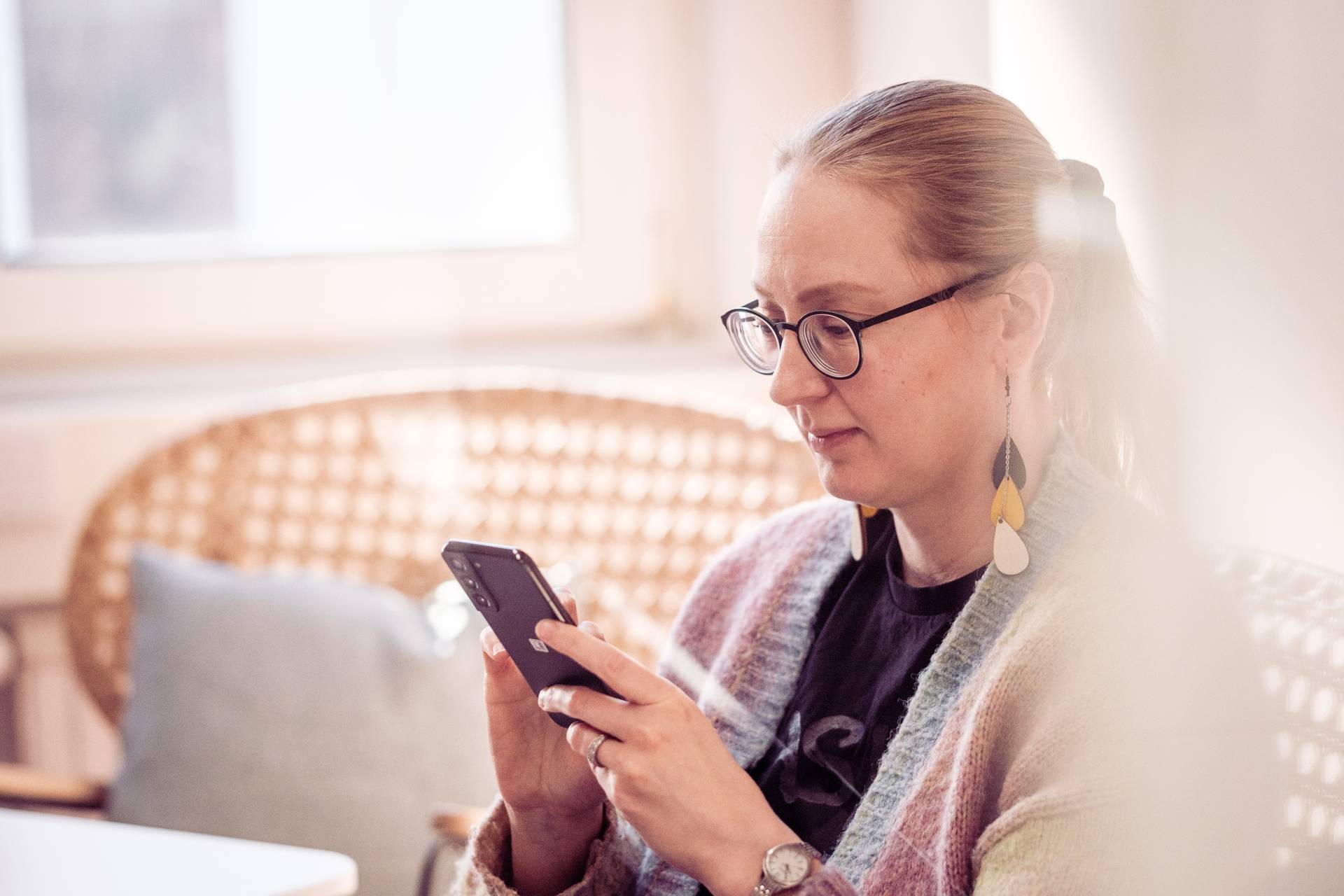 Loihde - Person on mobile phone - DSCF2719 - 1920 x 1280